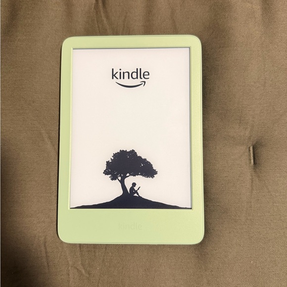 Kindle Basic with Accessories Bundle - Picture 4 of 6